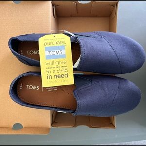 NWT TOMS SHOES in 8.5W in Navy Blue
